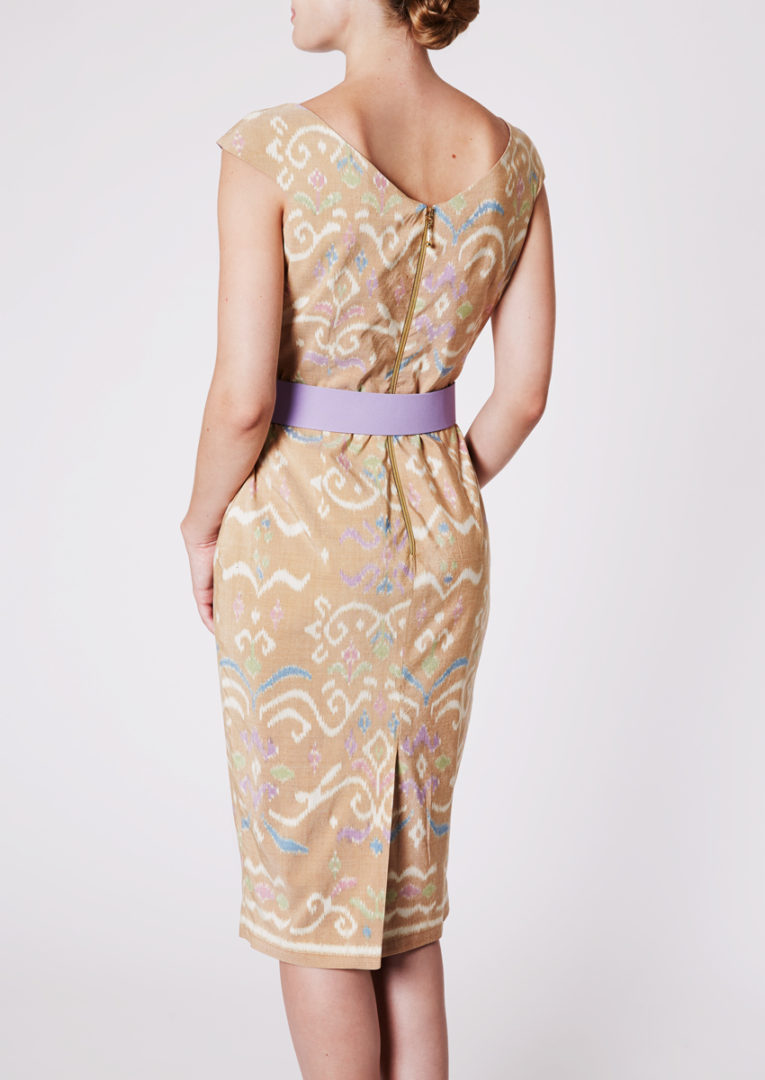 City dress with V-neckline in Ikat-silk, yellow earth - Back view