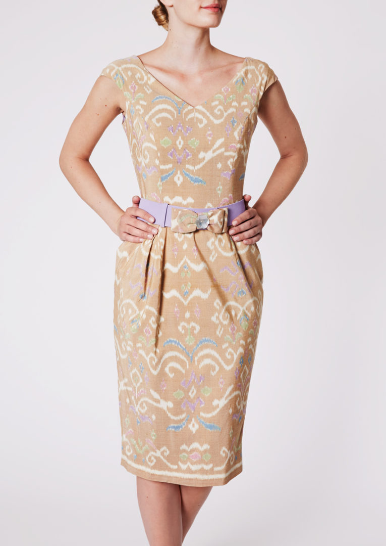 City dress with V-neckline in Ikat-silk, yellow earth - Front view