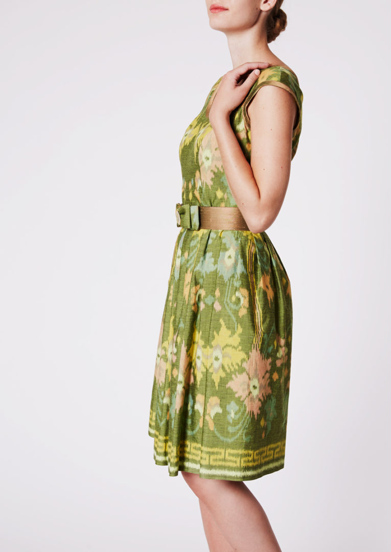 Stadtkleid mit schwingendem Halbtellerrock aus Ikat-Baumwolle Baligrün - Seitenansicht