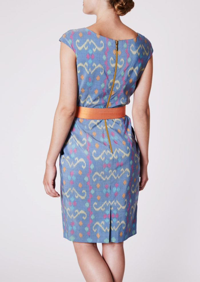 Stadtkleid mit eckigem Ausschnitt aus Ikat-Seide kornblumenblau - Rückansicht