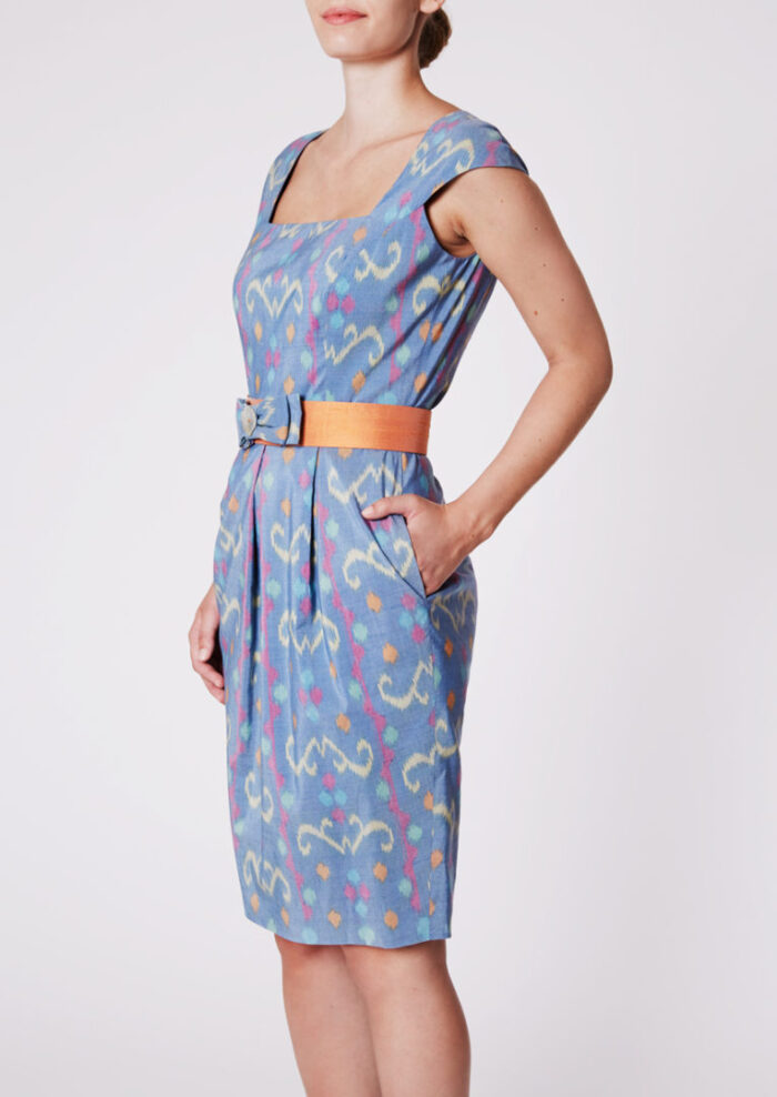 City dress with square neckline in Ikat-silk, cornflower blue - Side view