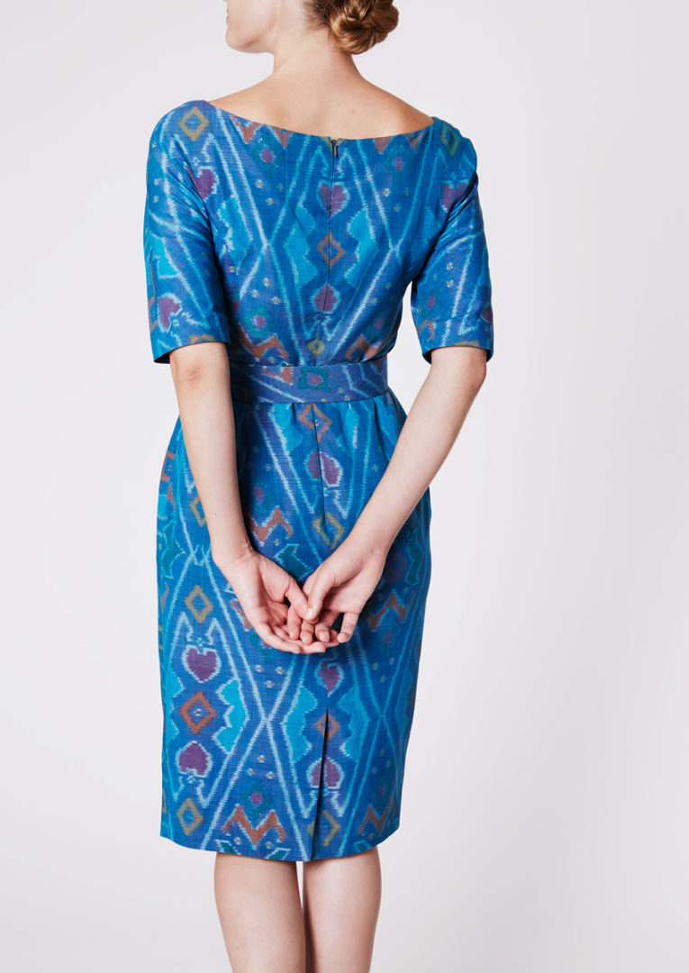 Stadtkleid mit V-Ausschnitt aus Ikat-Seide ozeanblau - Rückansicht