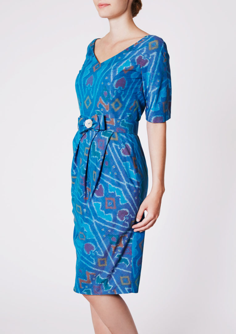 Stadtkleid mit V-Ausschnitt aus Ikat-Seide ozeanblau - Seitenansicht