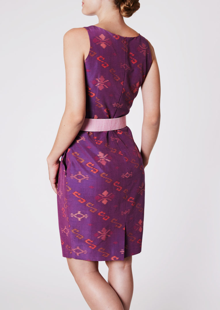 Stadtkleid mit Bleistiftrock aus Ikat-Seide purpurrot - Rückansicht