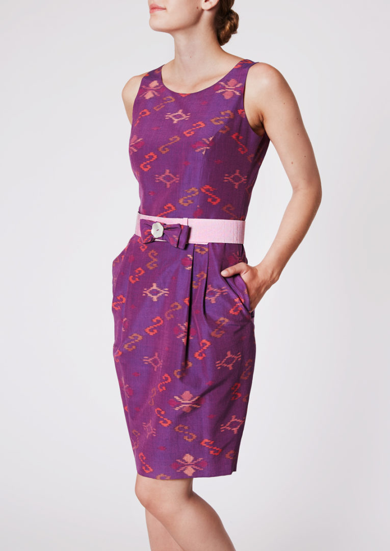 Stadtkleid mit Bleistiftrock aus Ikat-Seide purpurrot - Seitenansicht