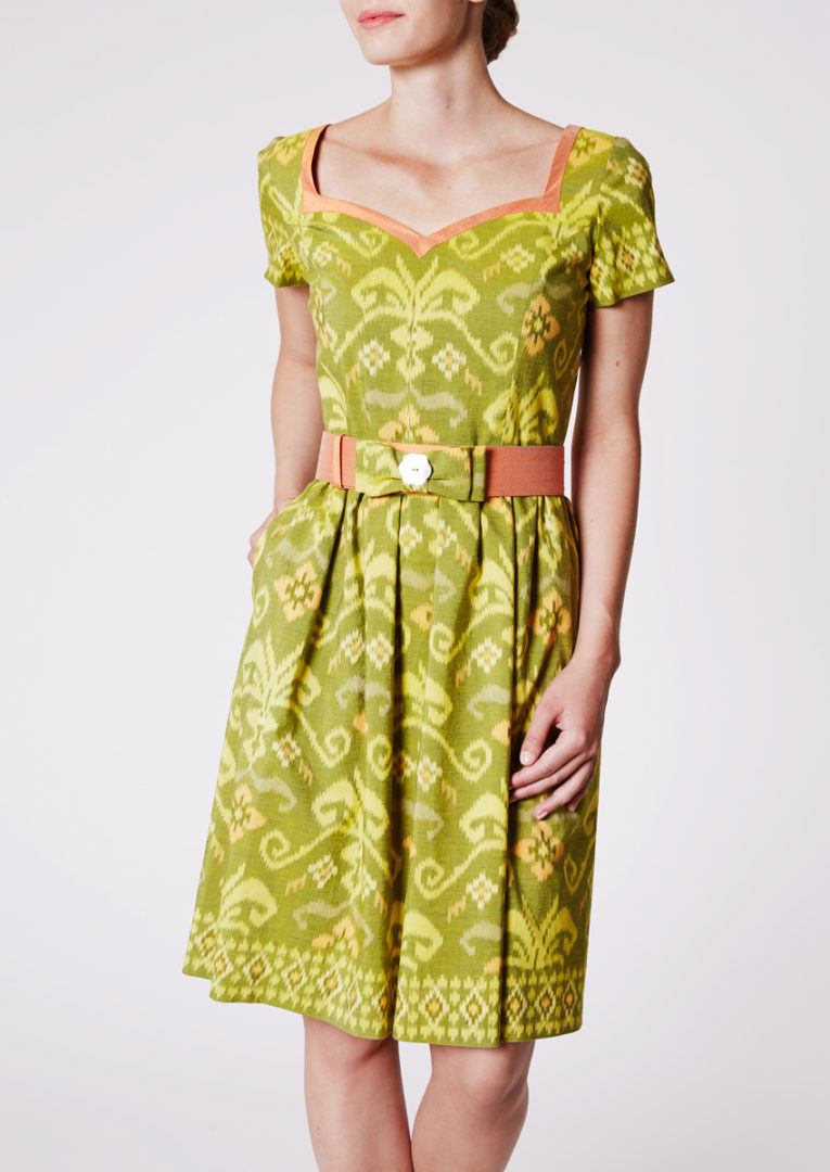 Stadtkleid mit Herzausschnitt aus Ikat-Baumwolle Apfelgrün - Vorderansicht