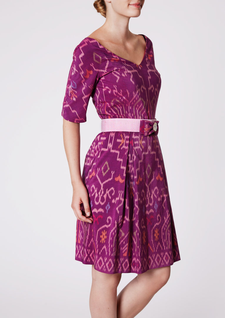 City dress with V-neckline in Ikat-silk, dark orchid purple - Side view