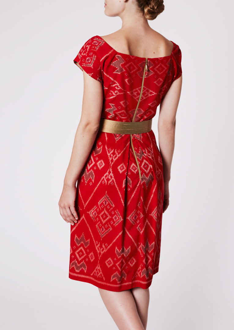 City dress with visible golden back zip in Ikat-silk, rubin red - Back view
