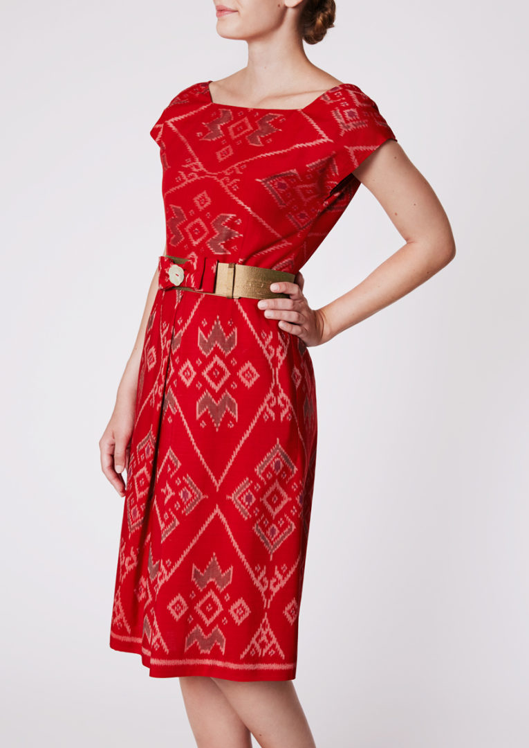 Stadtkleid mit sichtbarem goldenen Reissverschluss aus Ikat-Seide rubinrot - Seitenansicht