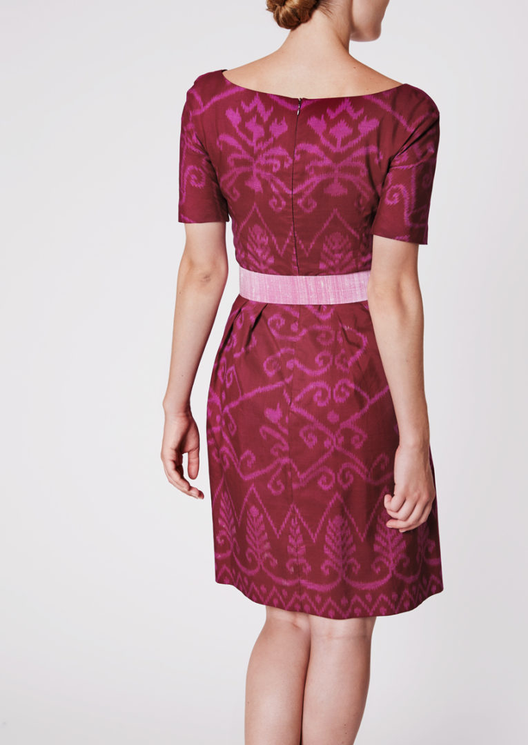 Stadtkleid mit V-Ausschnitt aus Ikat-Seide Traubenfarbe - Rückansicht