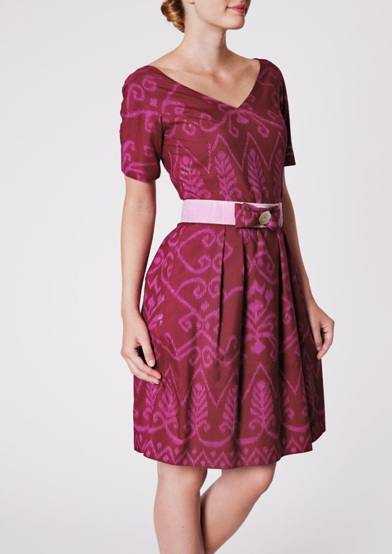 Stadtkleid mit V-Ausschnitt aus Ikat-Seide Traubenfarbe - Seitenansicht