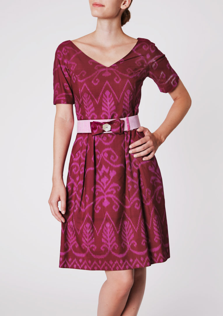 City dress with V-neckline in Ikat-silk, dark red grape - Front view