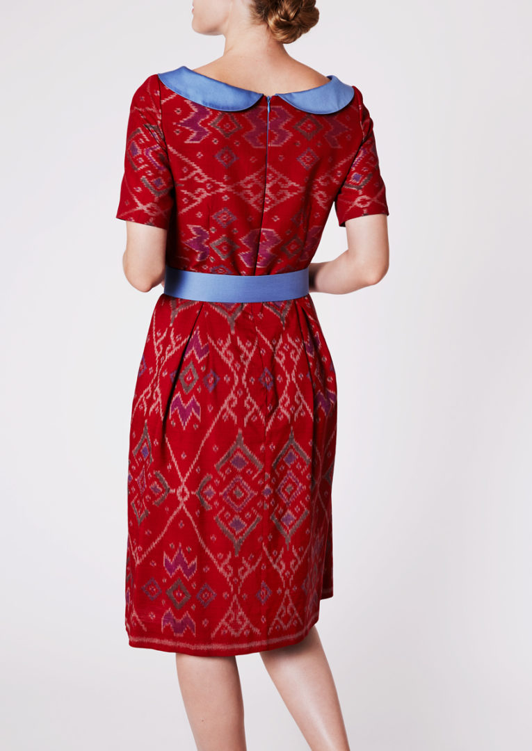 City dress with round collar in Ikat-silk, burgundy red - Back view