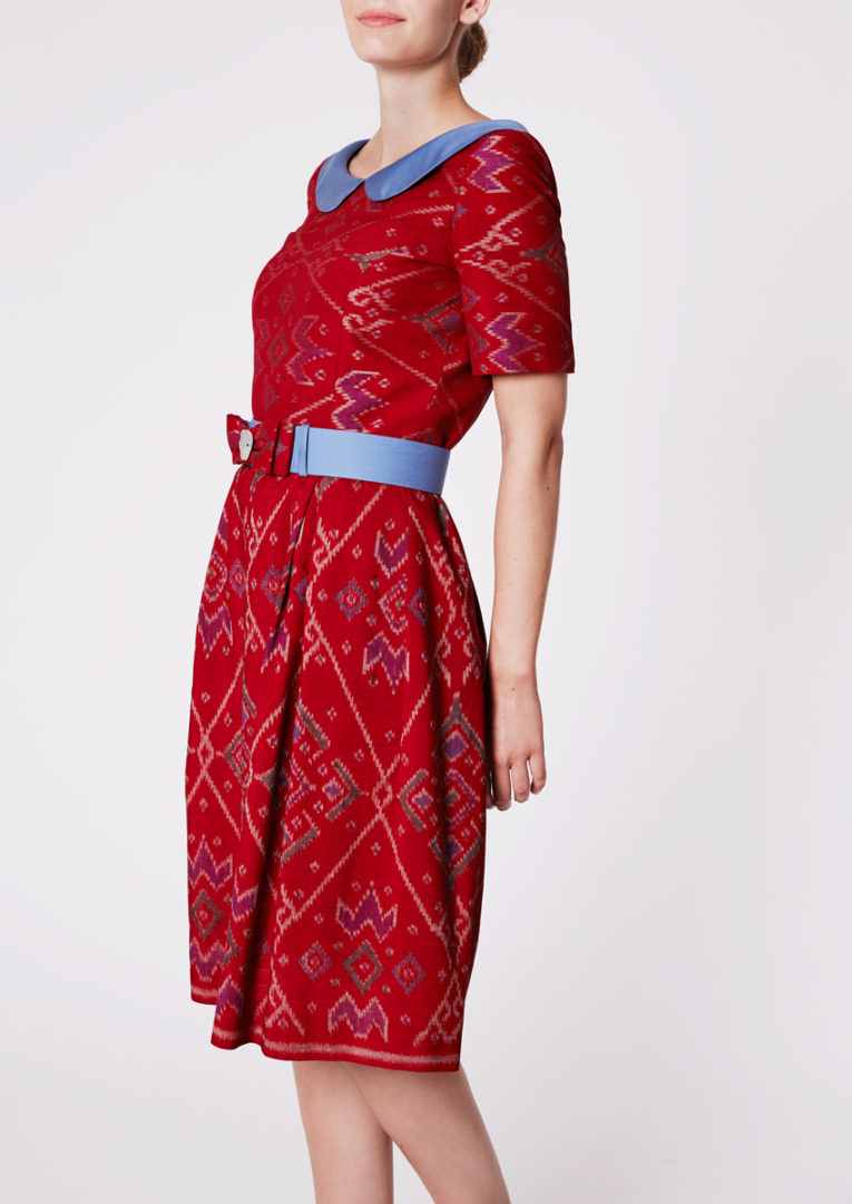City dress with round collar in Ikat-silk, burgundy red - Side view