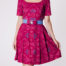 Stadtkleid mit Rundausschnitt aus Ikat-Seide rotviolett - Vorderansicht
