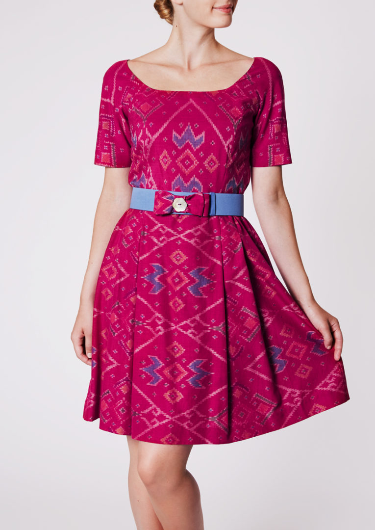 Stadtkleid mit Rundausschnitt aus Ikat-Seide rotviolett - Vorderansicht