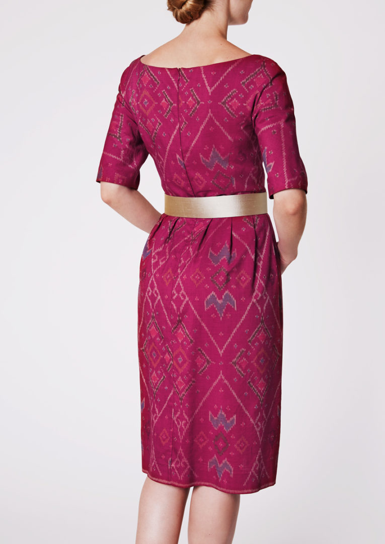 City dress with light gold belt in Ikat-silk, pansy purple - Back view