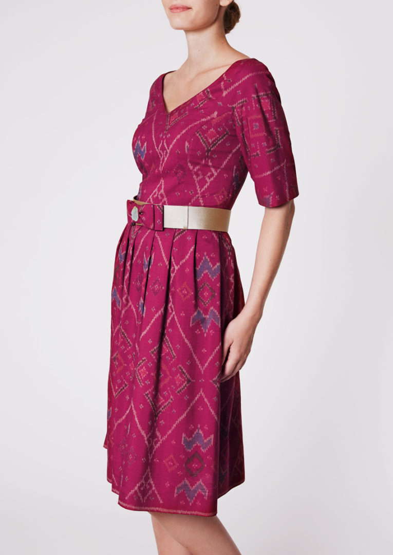 City dress with light gold belt in Ikat-silk, pansy purple - Side view