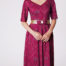 Stadtkleid mit hell goldenem Gürtel aus Ikat-Seide veilchenviolett - Vorderansicht