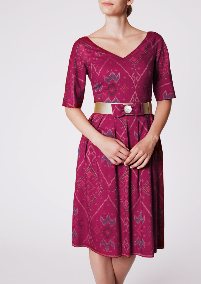 City dress with light gold belt in Ikat-silk, pansy purple - Front view