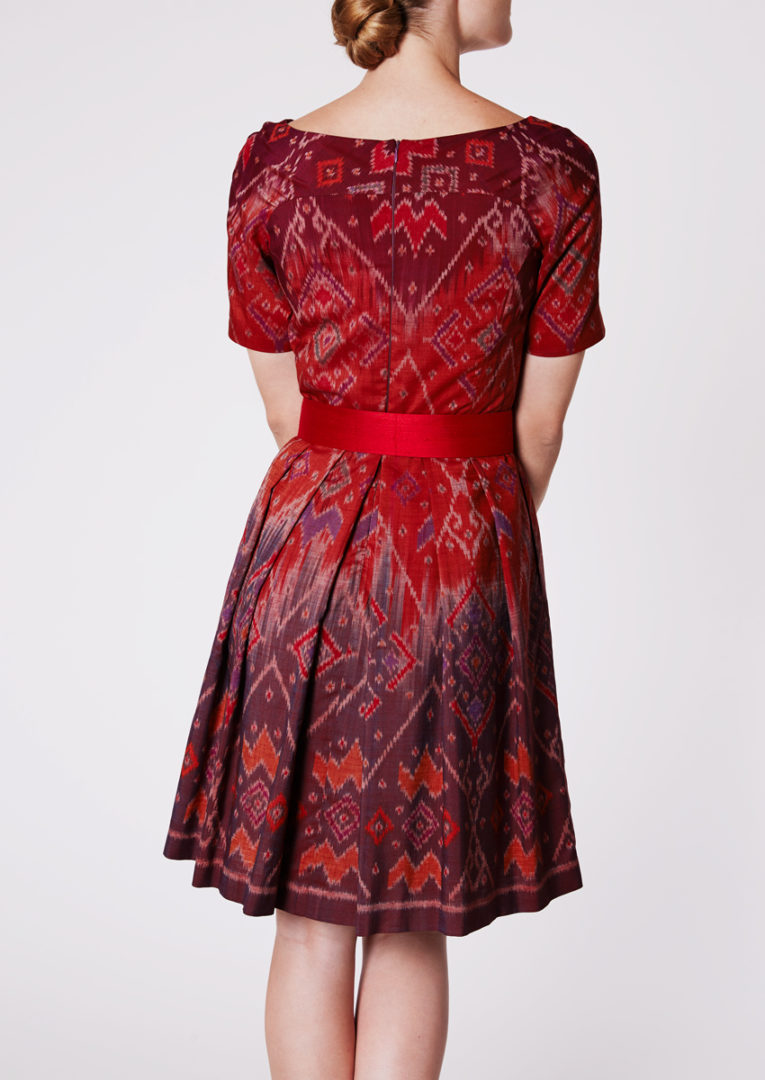 City dress with sweetheart neckline in Ikat-silk, Barolo red - Back view