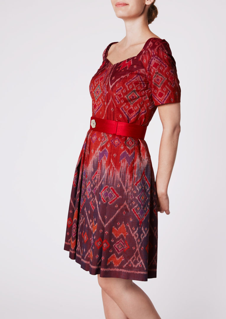 Stadtkleid mit Herzausschnitt aus Ikat-Seide Barolo-rot -Seitenansicht