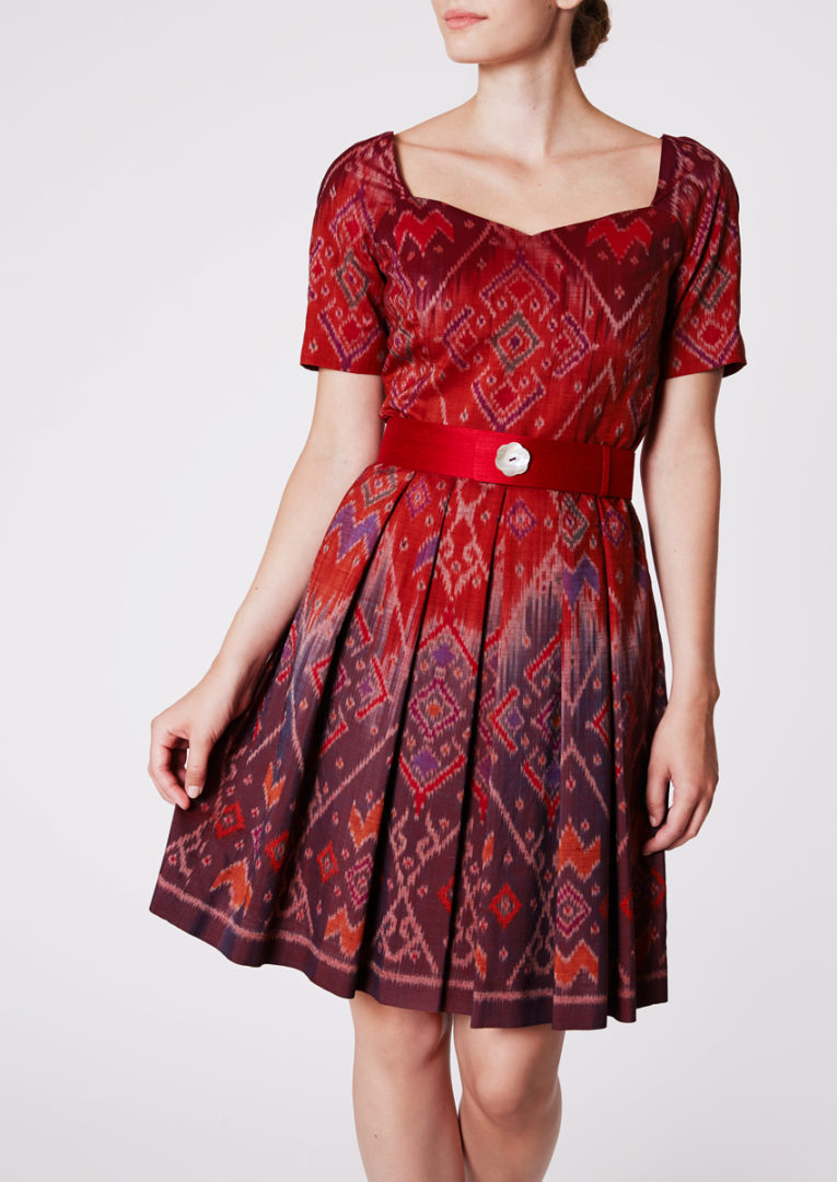City dress with sweetheart neckline in Ikat-silk, Barolo red - Front view
