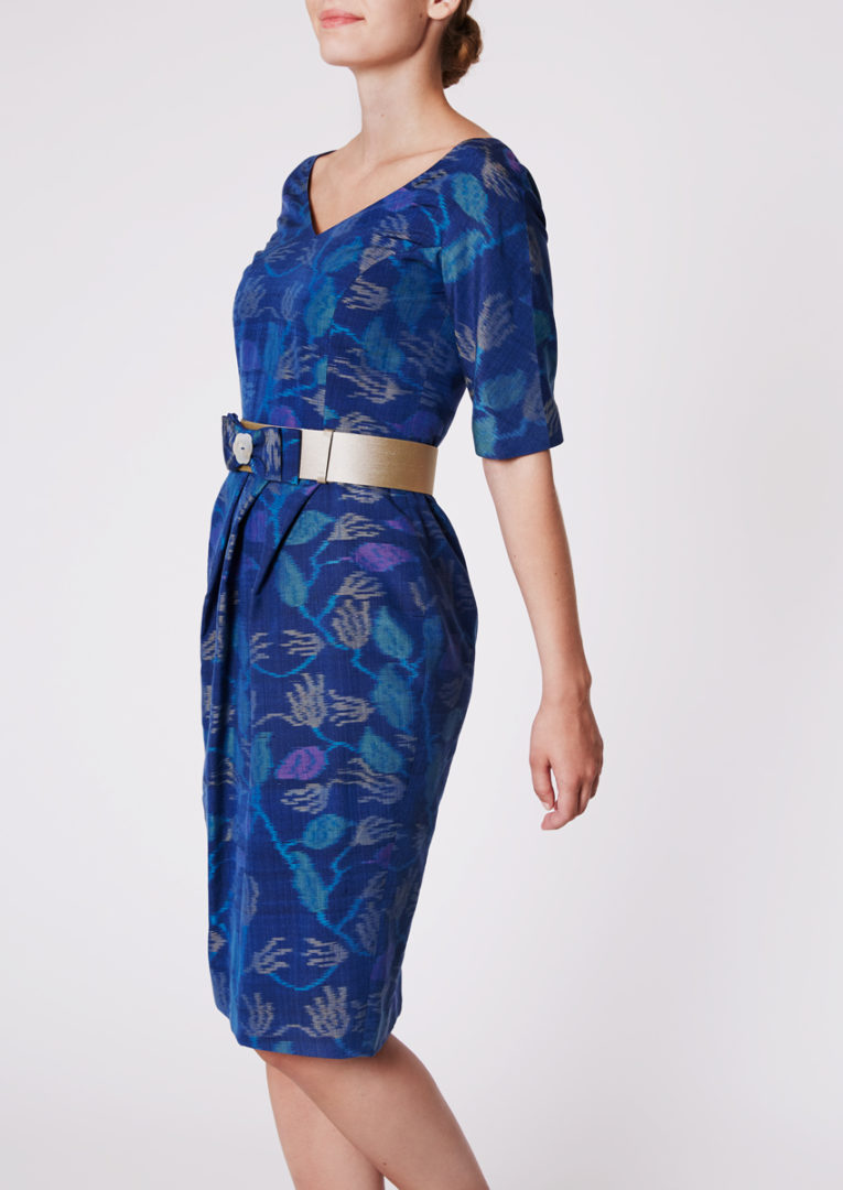 City dress with generous V-neckline in Ikat-silk, dark blueberry blue - Side view
