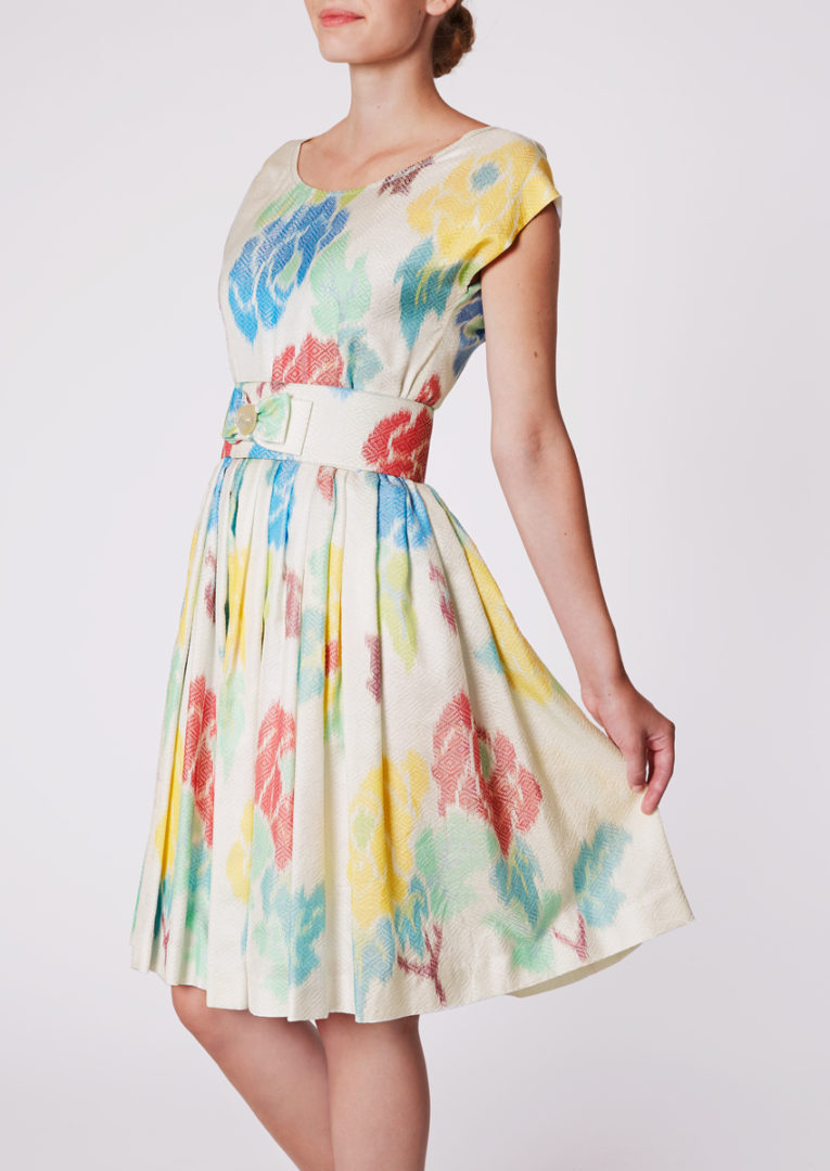 Feminine cocktail dress with wide round neckline in Ikat-silk, shining white with floral pattern - Side view