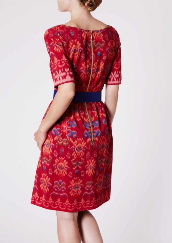 Stadtkleid mit V-Ausschnitt aus Ikat-Baumwolle lavarot - Rückansicht