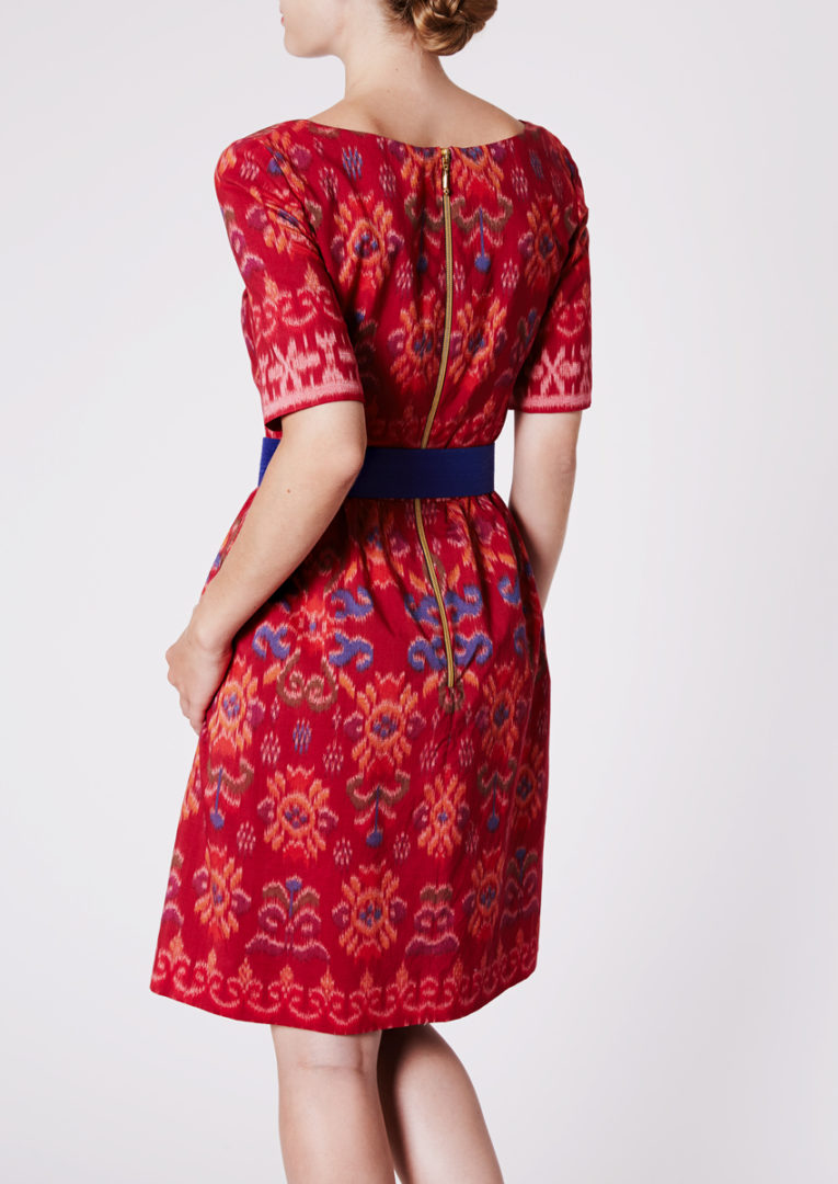 Stadtkleid mit V-Ausschnitt aus Ikat-Baumwolle lavarot - Rückansicht