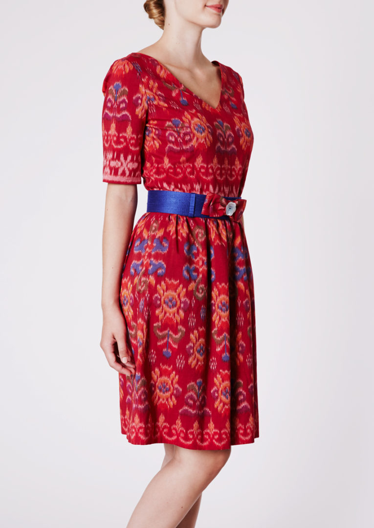 Stadtkleid mit V-Ausschnitt aus Ikat-Baumwolle lavarot - Seitenansicht
