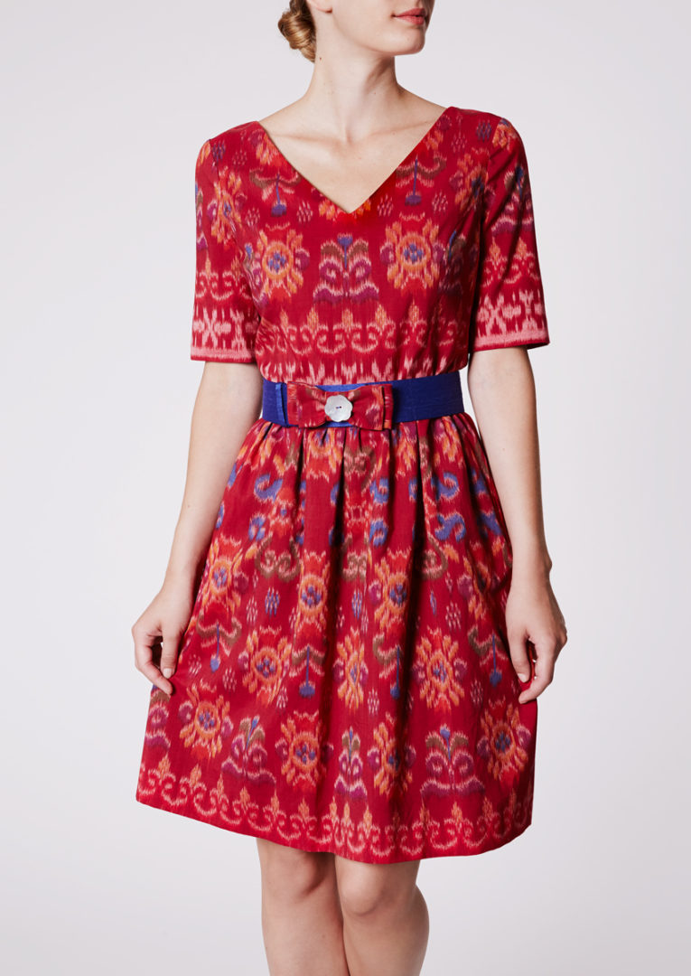 Stadtkleid mit V-Ausschnitt aus Ikat-Baumwolle lavarot - Vorderansicht