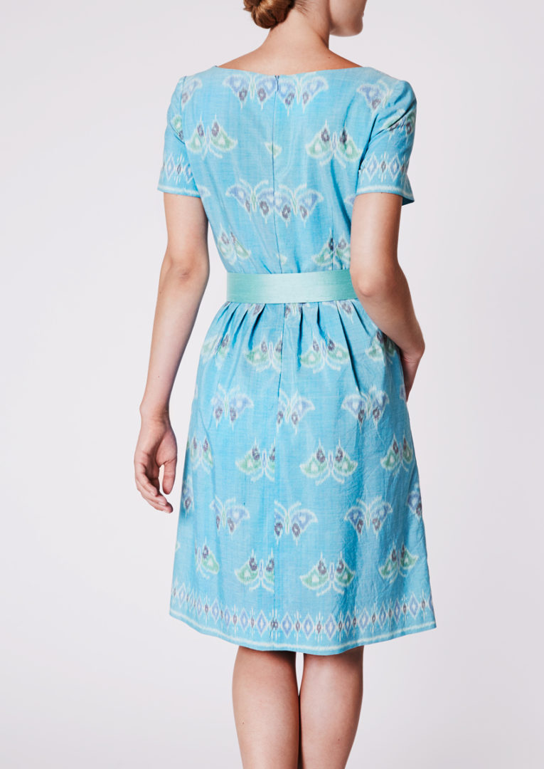 Stadtkleid mit Herzausschnitt aus Ikat-Baumwolle puderblau - Rückansicht
