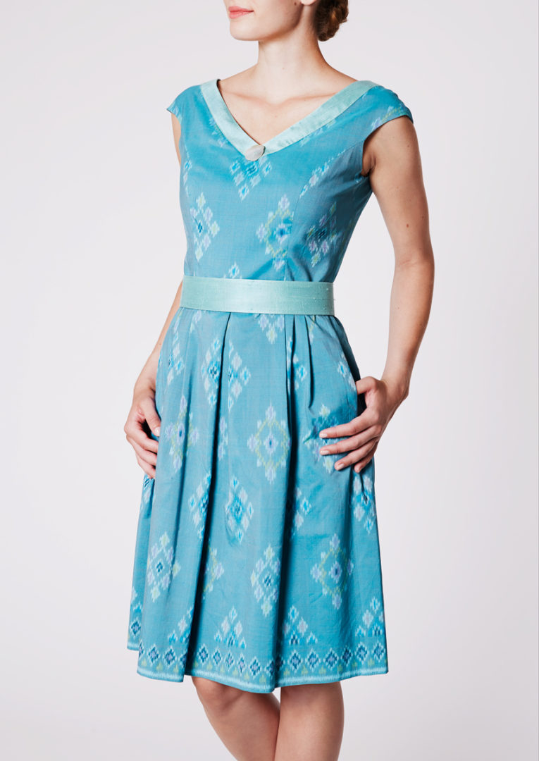 Stadtkleid mit kleinen Kappärmeln aus Ikat-Baumwolle kobalt-türkisblau - Seitenansicht