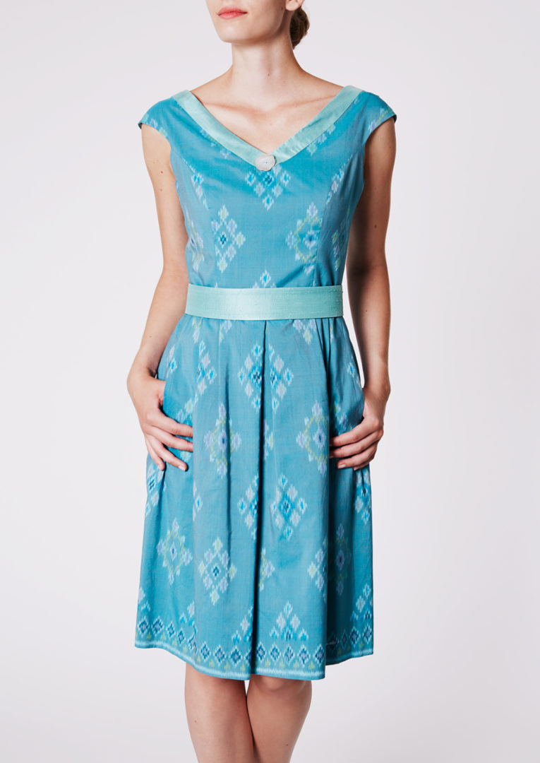 Stadtkleid mit kleinen Kappärmeln aus Ikat-Baumwolle, kobalt-türkisblau - Vorderansicht
