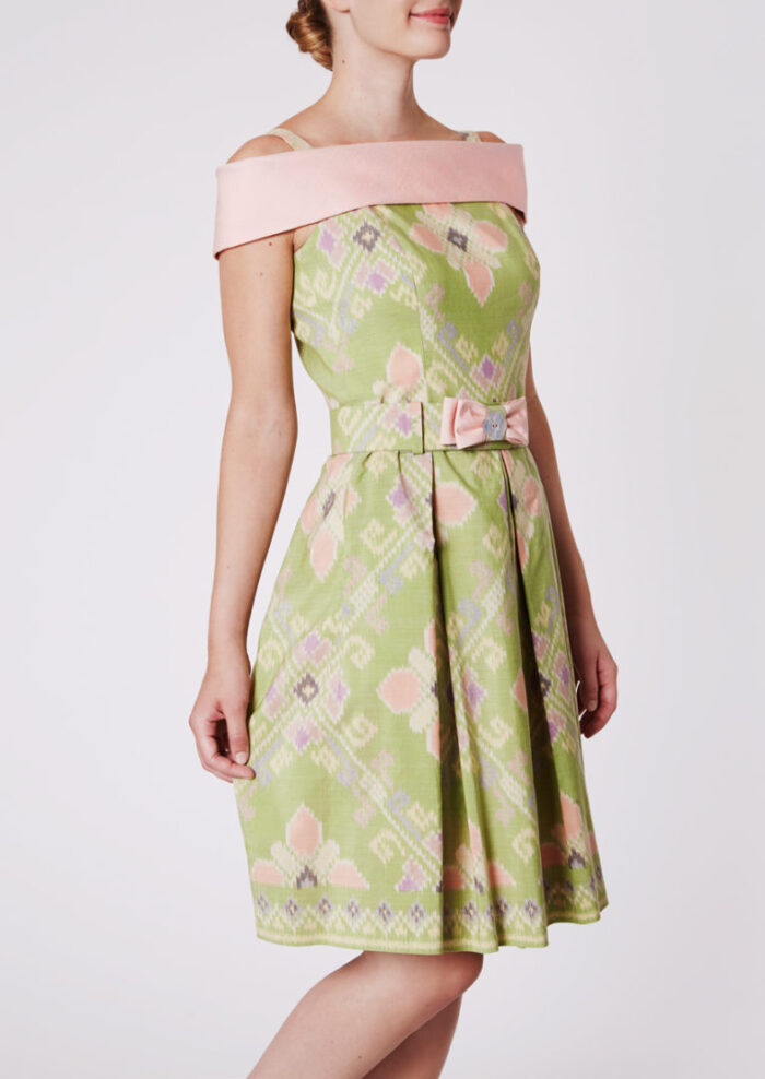 City dress with wide pale pink shawl collar in Ikat-cotton, lime green - Side view